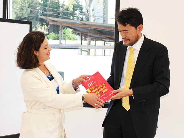 Entrega del libro a la embajada de Japón. 